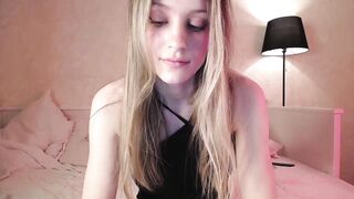 fflloowweerr - [Video] milf hush spit solo