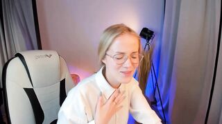 a_m_e_l_i_a - [Video] findom shy toes domination