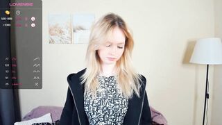 h0lyangel - [Video] playing leggings kissing naughty